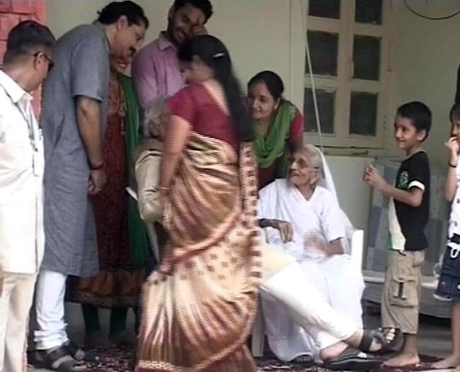 मां के पैर छूकर नरेंद्र मोदी ने लिया आशीर्वाद