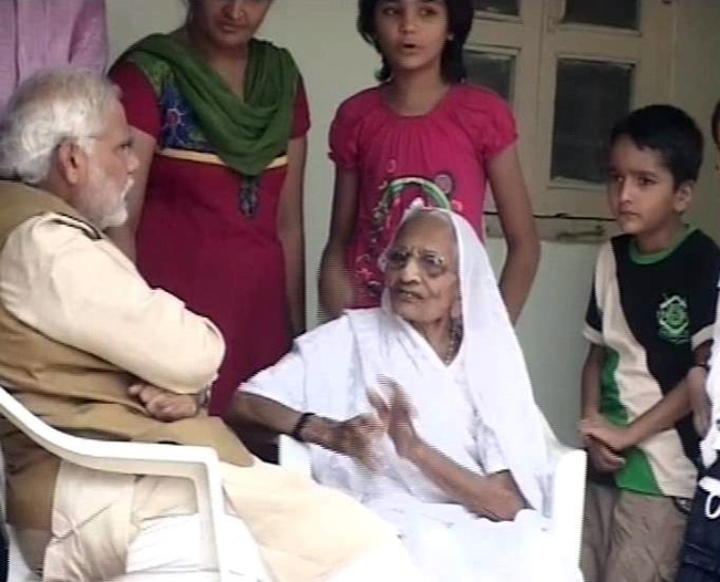 मां के पैर छूकर नरेंद्र मोदी ने लिया आशीर्वाद