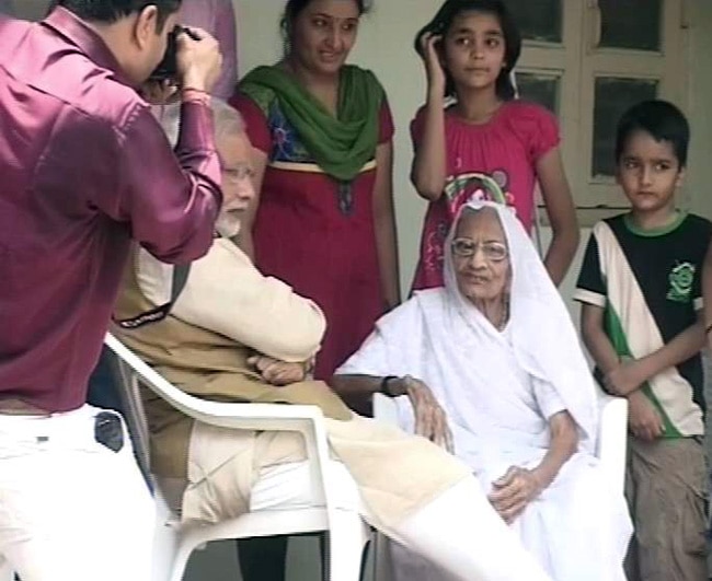 मां के पैर छूकर नरेंद्र मोदी ने लिया आशीर्वाद