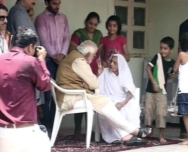 मां के पैर छूकर नरेंद्र मोदी ने लिया आशीर्वाद