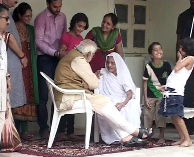 मां के पैर छूकर नरेंद्र मोदी ने लिया आशीर्वाद