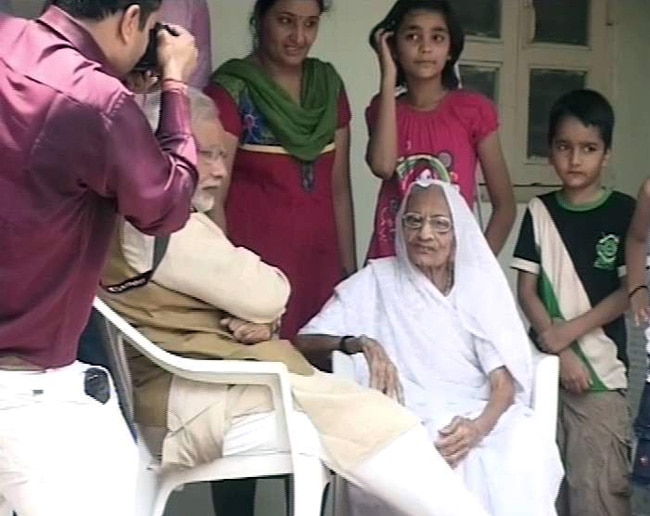 मां के पैर छूकर नरेंद्र मोदी ने लिया आशीर्वाद