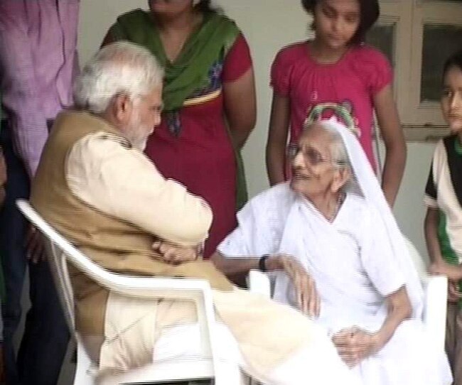 मां के पैर छूकर नरेंद्र मोदी ने लिया आशीर्वाद