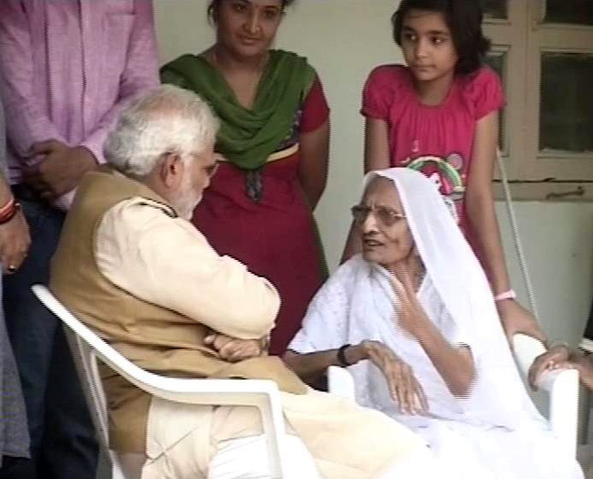 मां के पैर छूकर नरेंद्र मोदी ने लिया आशीर्वाद