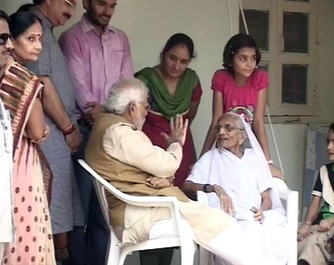 मां के पैर छूकर नरेंद्र मोदी ने लिया आशीर्वाद