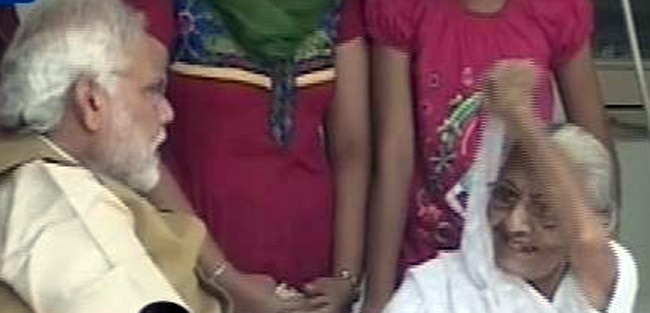 मां के पैर छूकर नरेंद्र मोदी ने लिया आशीर्वाद