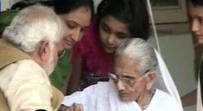 मां के पैर छूकर नरेंद्र मोदी ने लिया आशीर्वाद