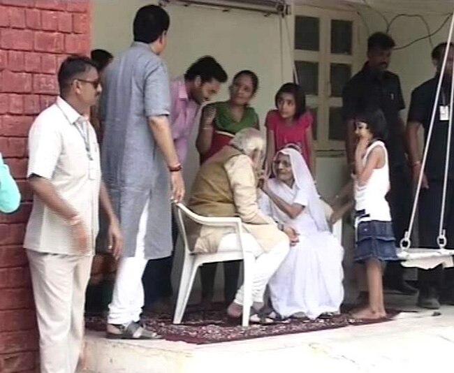 मां के पैर छूकर नरेंद्र मोदी ने लिया आशीर्वाद