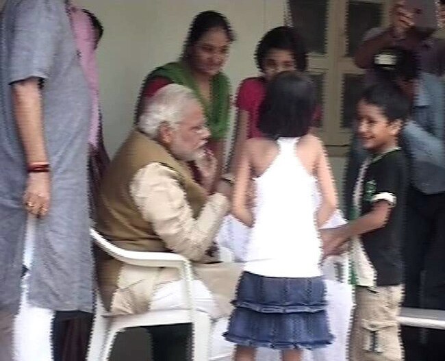 मां के पैर छूकर नरेंद्र मोदी ने लिया आशीर्वाद