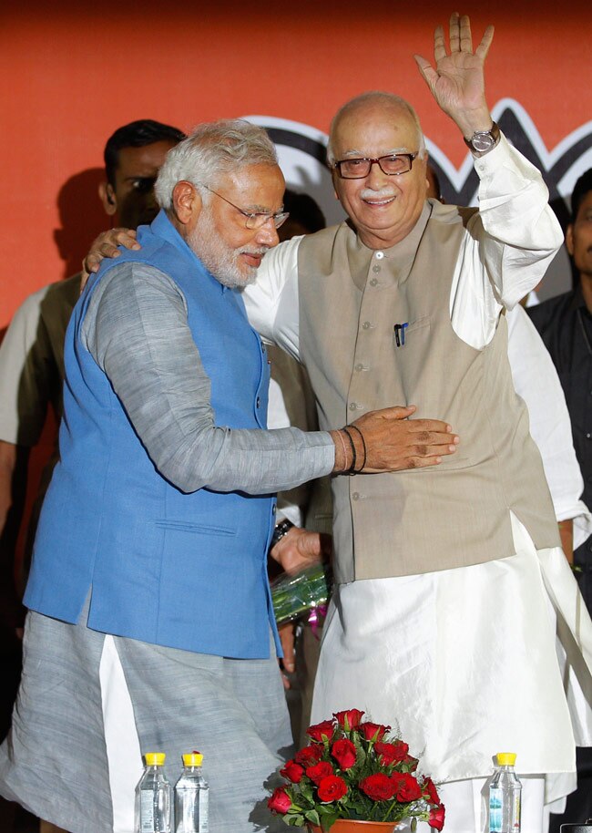 कड़वाहट भुलाकर पार्टी के इन दिग्गजों ने मोदी को लगाया गले...