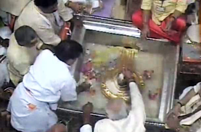 जीत के बाद मां गंगा की शरण में पहुंचे नरेंद्र मोदी