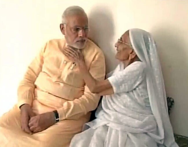 तस्‍वीरें: दिल्‍ली आने से पहले मां से मिलने पहुंचे नरेंद्र मोदी