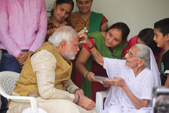 मां के पैर छूकर नरेंद्र मोदी ने लिया आशीर्वाद