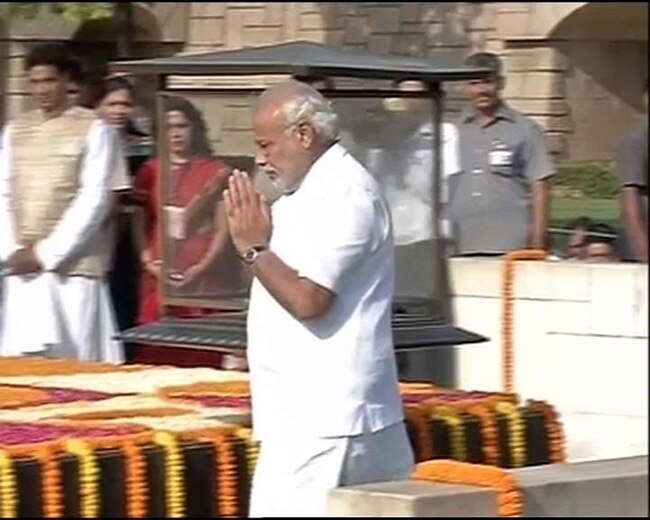 नरेंद्र मोदी ने शपथ ग्रहण से पहले बापू को दी श्रद्धांजलि
