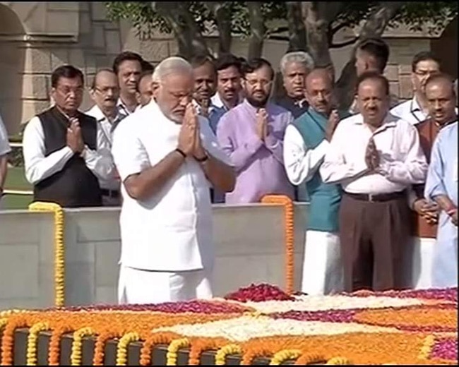 नरेंद्र मोदी ने शपथ ग्रहण से पहले बापू को दी श्रद्धांजलि