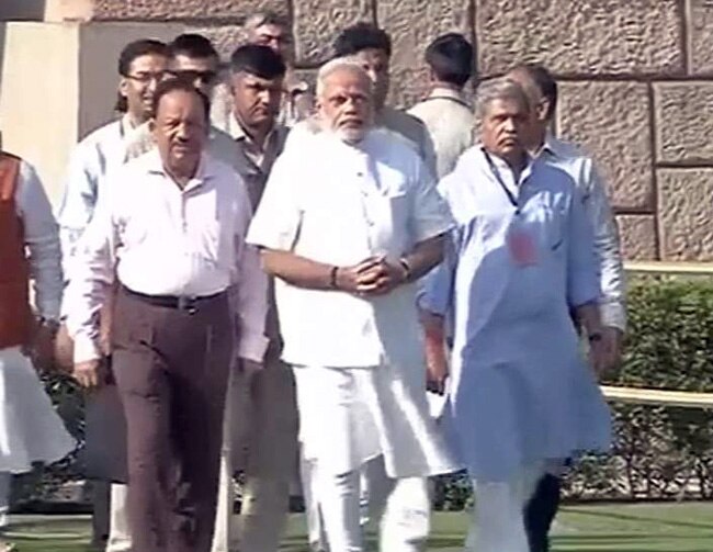 नरेंद्र मोदी ने शपथ ग्रहण से पहले बापू को दी श्रद्धांजलि