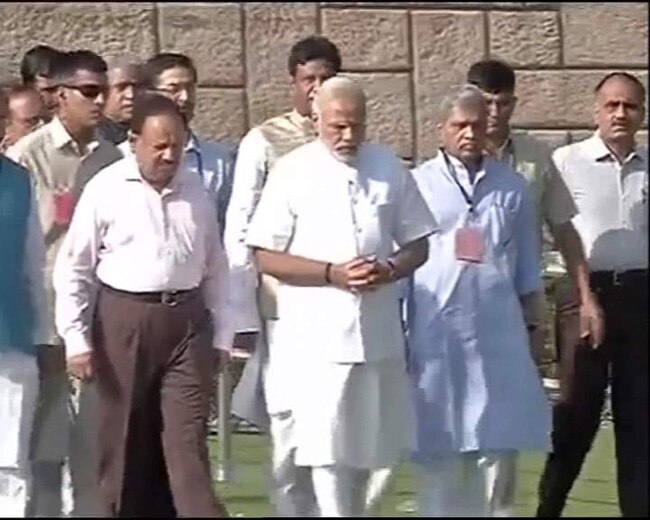 नरेंद्र मोदी ने शपथ ग्रहण से पहले बापू को दी श्रद्धांजलि