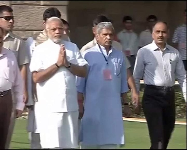 नरेंद्र मोदी ने शपथ ग्रहण से पहले बापू को दी श्रद्धांजलि