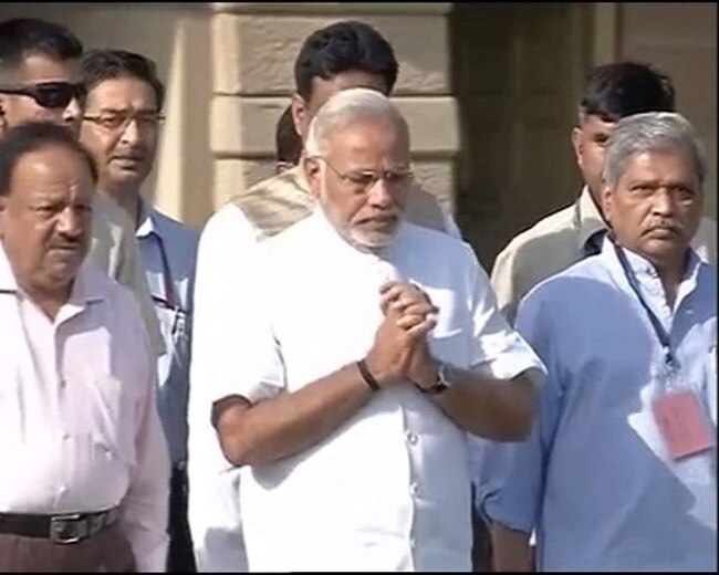 नरेंद्र मोदी ने शपथ ग्रहण से पहले बापू को दी श्रद्धांजलि