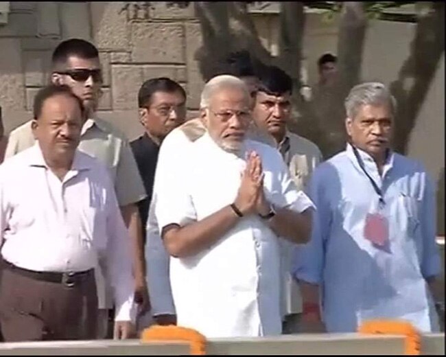 नरेंद्र मोदी ने शपथ ग्रहण से पहले बापू को दी श्रद्धांजलि