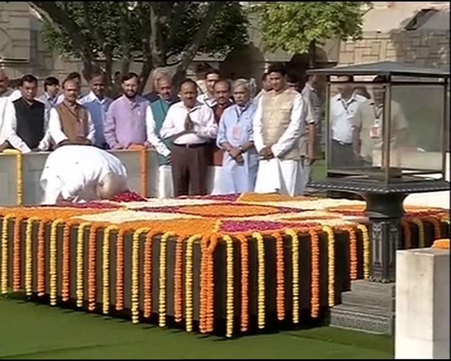 नरेंद्र मोदी ने शपथ ग्रहण से पहले बापू को दी श्रद्धांजलि