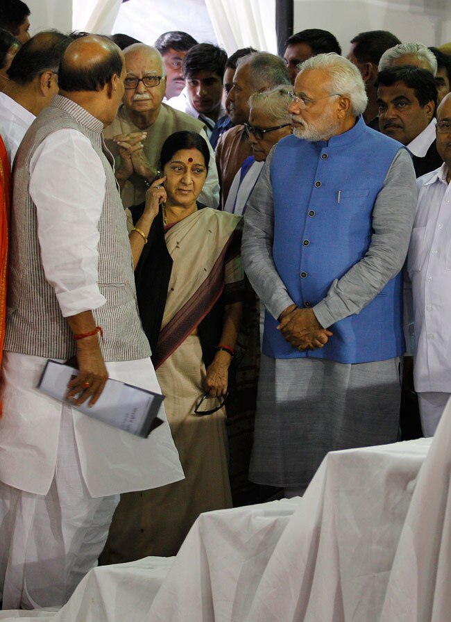 कड़वाहट भुलाकर पार्टी के इन दिग्गजों ने मोदी को लगाया गले...