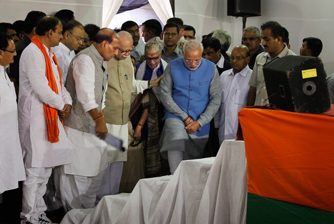 कड़वाहट भुलाकर पार्टी के इन दिग्गजों ने मोदी को लगाया गले...