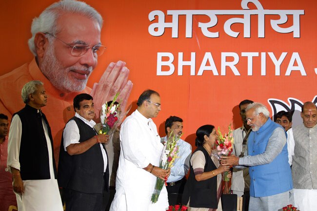 कड़वाहट भुलाकर पार्टी के इन दिग्गजों ने मोदी को लगाया गले...