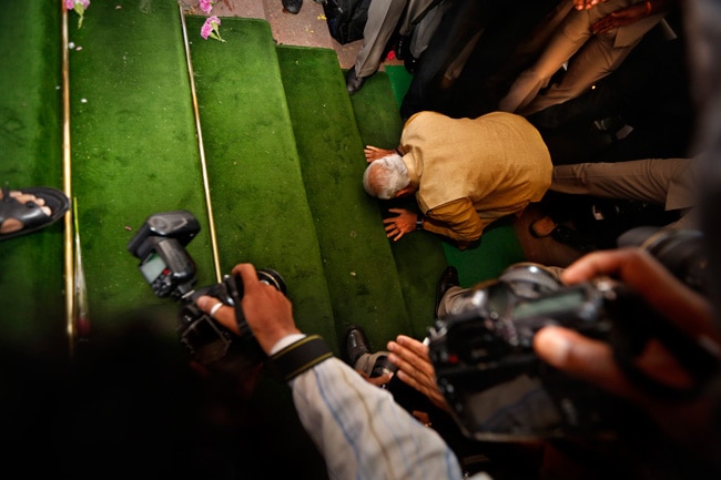 जब संसद भवन की सीढ़ियों पर नरेंद्र मोदी ने माथा टेका