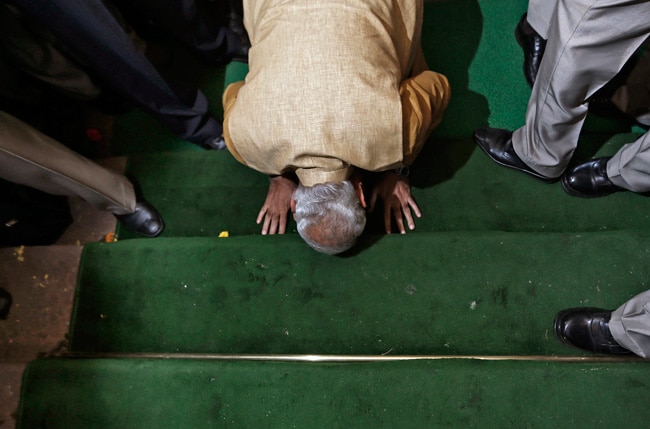 जब संसद भवन की सीढ़ियों पर नरेंद्र मोदी ने माथा टेका