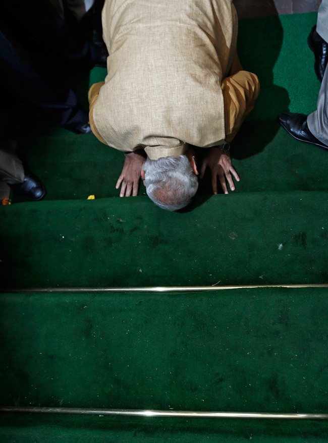 जब संसद भवन की सीढ़ियों पर नरेंद्र मोदी ने माथा टेका