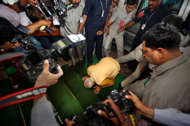 जब संसद भवन की सीढ़ियों पर नरेंद्र मोदी ने माथा टेका