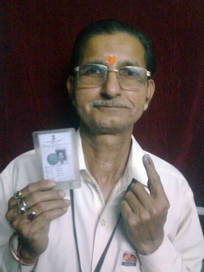 वोटरों में जबरदस्त उत्साह, मतदान के बाद शेयर की सेल्फी