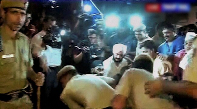 जेल में बंद है AAP के केजरीवाल, समर्थकों का तिहाड़ के बाहर हंगामा