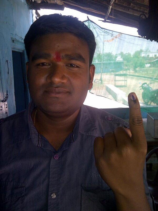 वोटरों में जबरदस्त उत्साह, मतदान के बाद शेयर की सेल्फी