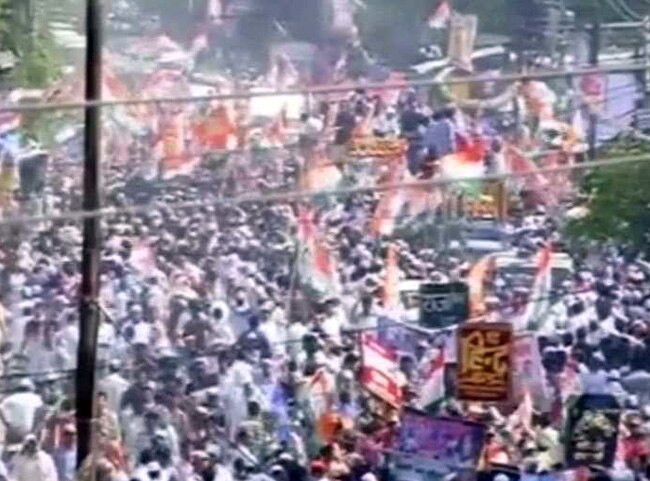 वाराणसीः राहुल गांधी के रोड शो में उमड़ा जनसैलाब