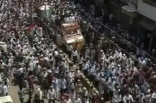 वाराणसीः राहुल गांधी के रोड शो में उमड़ा जनसैलाब