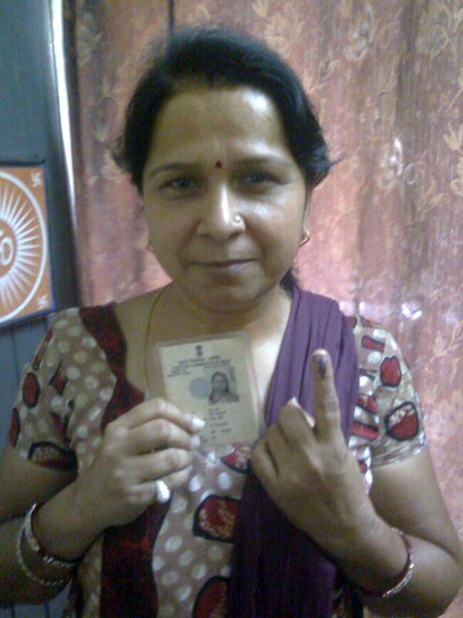 वोटरों में जबरदस्त उत्साह, मतदान के बाद शेयर की सेल्फी