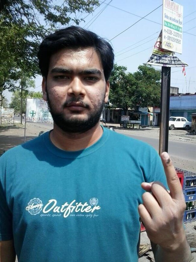 वोटरों में जबरदस्त उत्साह, मतदान के बाद शेयर की सेल्फी