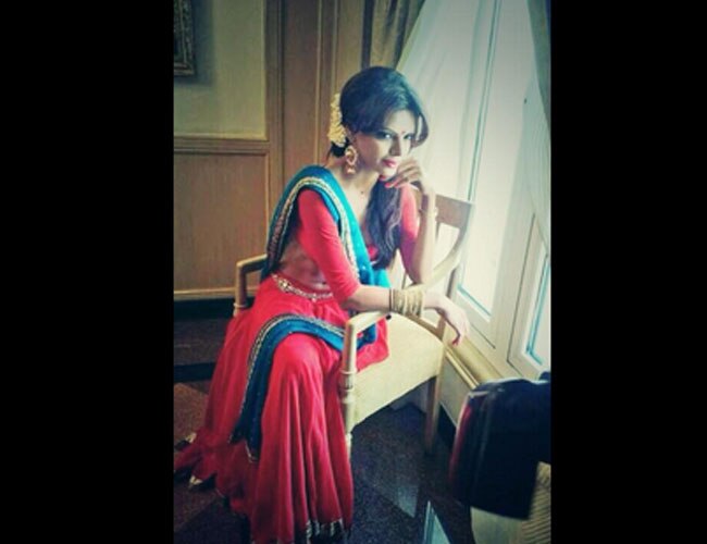 लाल लहंगे में शर्लिन चोपड़ा का देसी अंदाज