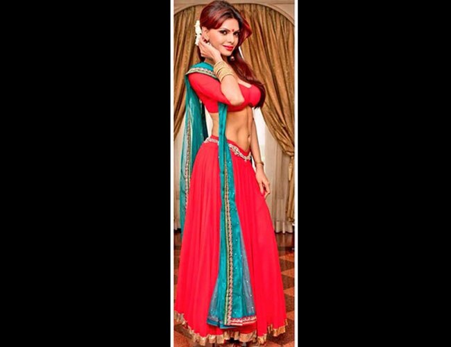 लाल लहंगे में शर्लिन चोपड़ा का देसी अंदाज