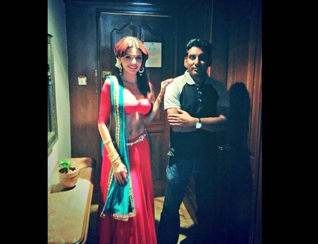 लाल लहंगे में शर्लिन चोपड़ा का देसी अंदाज