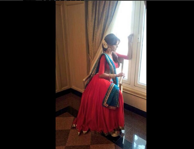 लाल लहंगे में शर्लिन चोपड़ा का देसी अंदाज