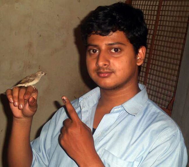 वोटरों में जबरदस्त उत्साह, मतदान के बाद शेयर की सेल्फी