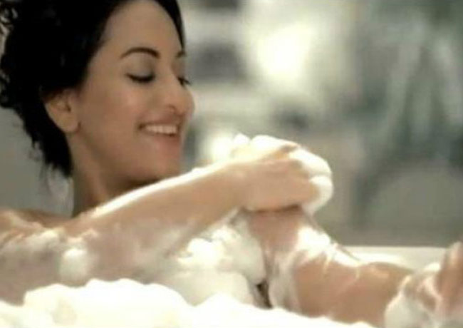 बाथरूम में बॉलीवुड हसीनाओं की सेक्सी अदाएं