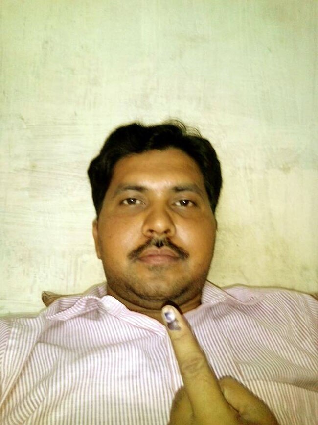 वोटरों में जबरदस्त उत्साह, मतदान के बाद शेयर की सेल्फी