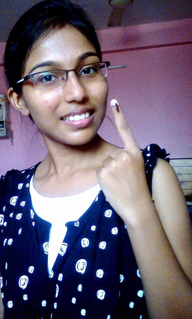 वोटरों में जबरदस्त उत्साह, मतदान के बाद शेयर की सेल्फी