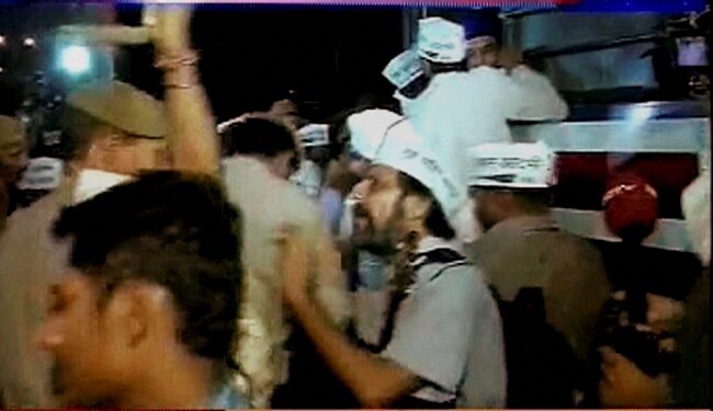 जेल में बंद है AAP के केजरीवाल, समर्थकों का तिहाड़ के बाहर हंगामा