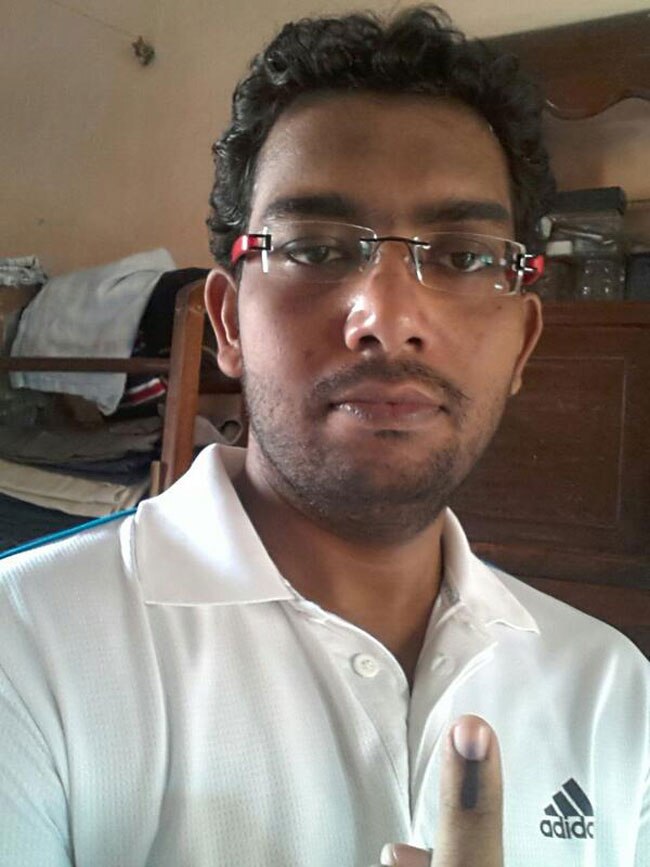 वोटरों में जबरदस्त उत्साह, मतदान के बाद शेयर की सेल्फी