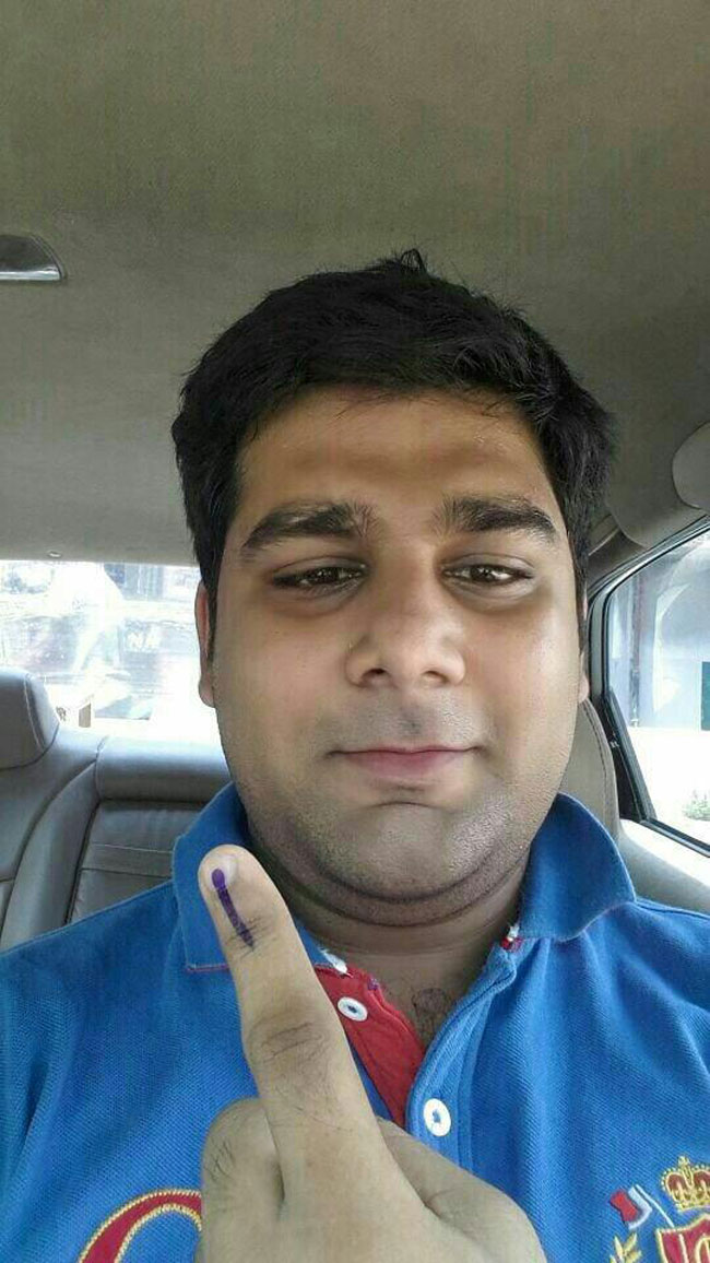 वोटरों में जबरदस्त उत्साह, मतदान के बाद शेयर की सेल्फी